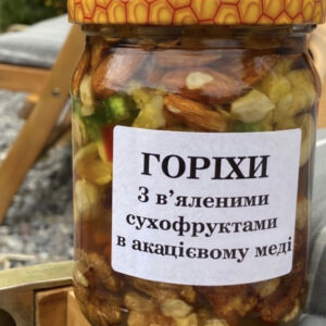 Горіхи з в'яленими сухофруктами в акацієвому меду